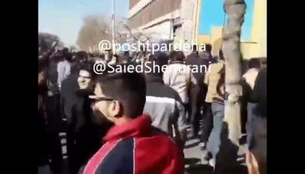 اعتراض به یک اخوند 
در خیابانهای ایران ۷ دی ۱۳۹۶

اخوندا حیا کنید 
مملکتو رها…